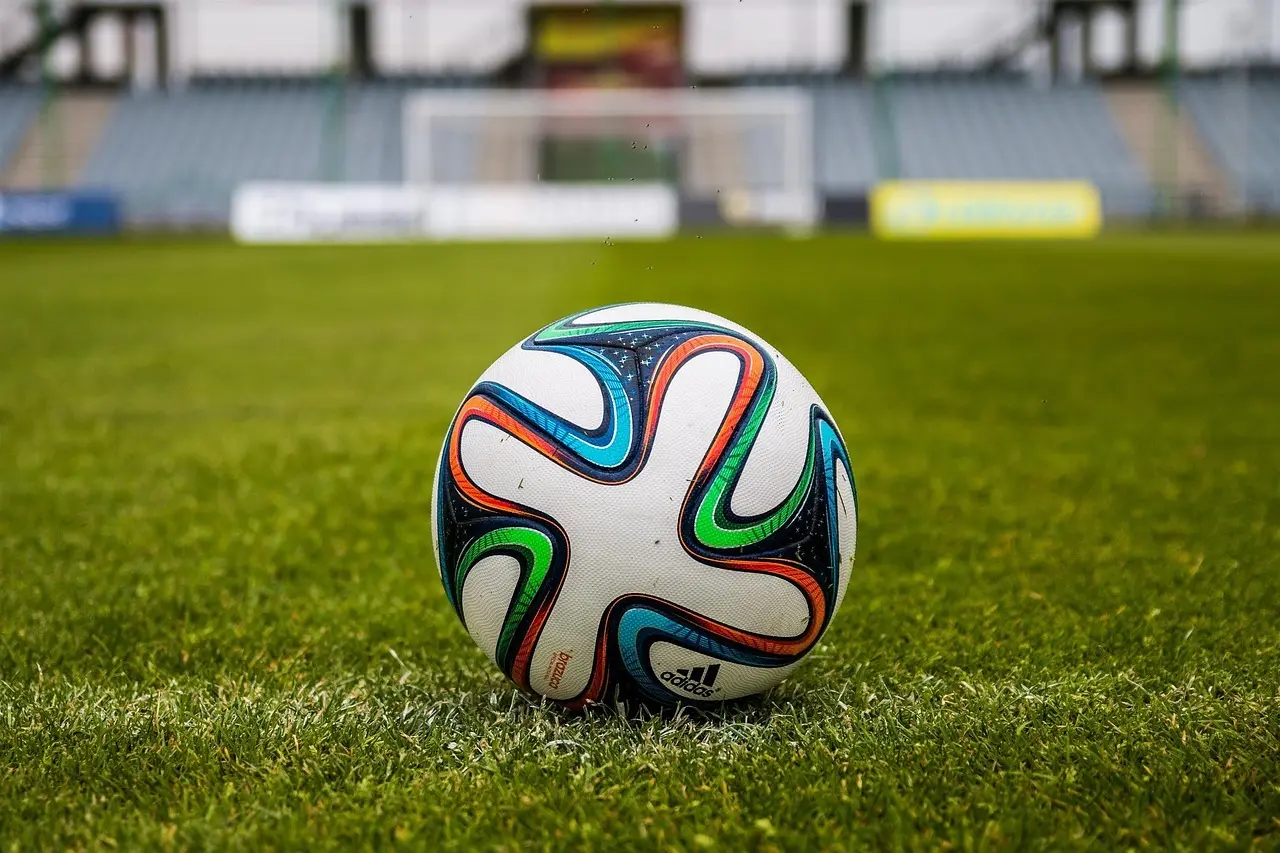 Runde 11 i OBOS-ligaen 2025: otte jævnbyrdige opgør fyldt med mål, kort og taktisk finesse