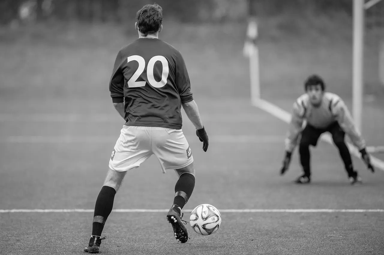 Runde 6 i 1. Division: sene afgørelser, solide udebanesejre og et målrigt opgør i Sogndal
